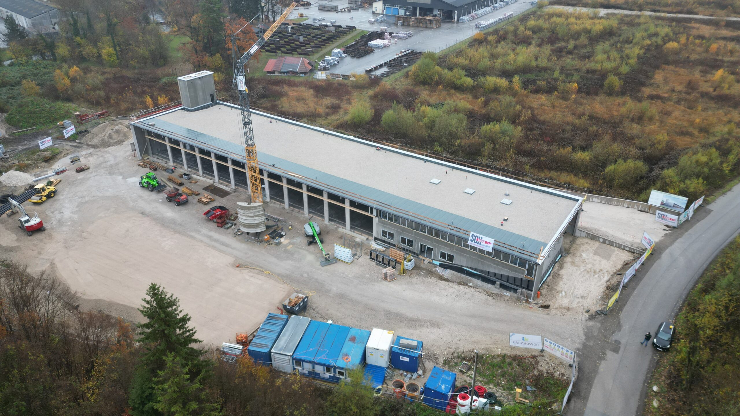 Baufortschritt KW 45 – Betonplatte in der Fahrzeughalle betoniert und geschliffen