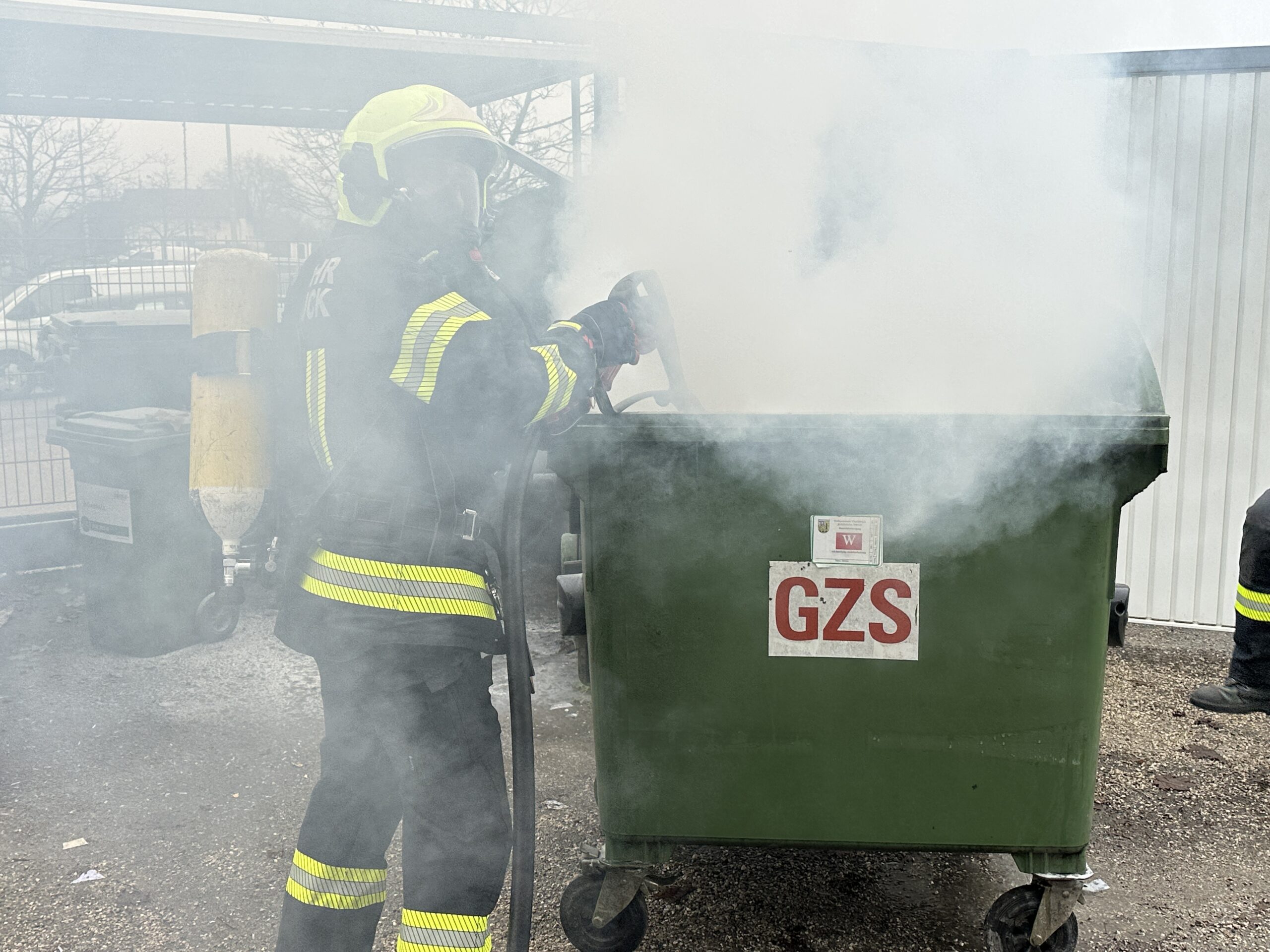 Mistkübelbrand sorgte für Einsatz der Feuerwehr