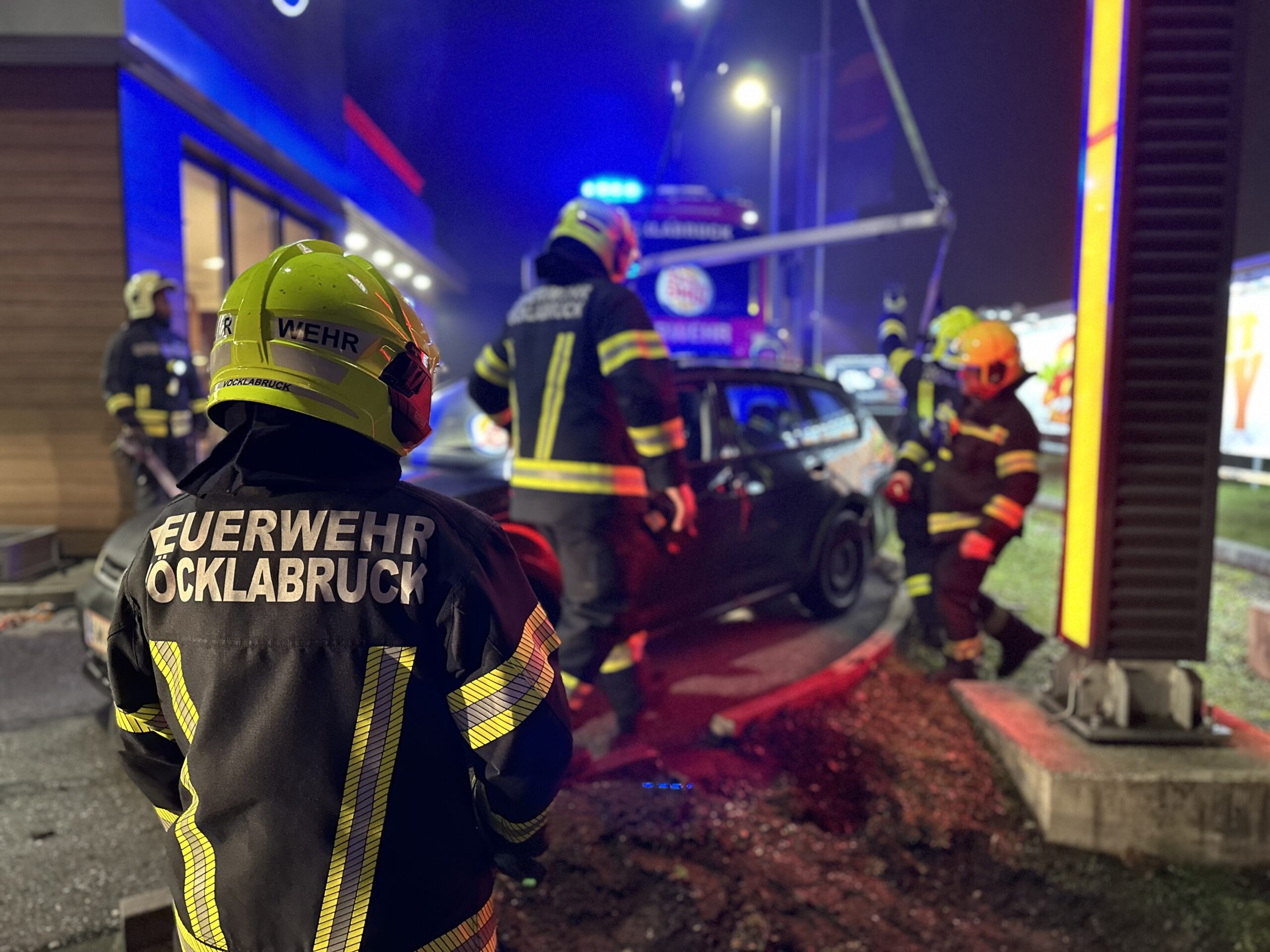 Nächtliche Fahrzeugbergung beim Drive-In Burger King