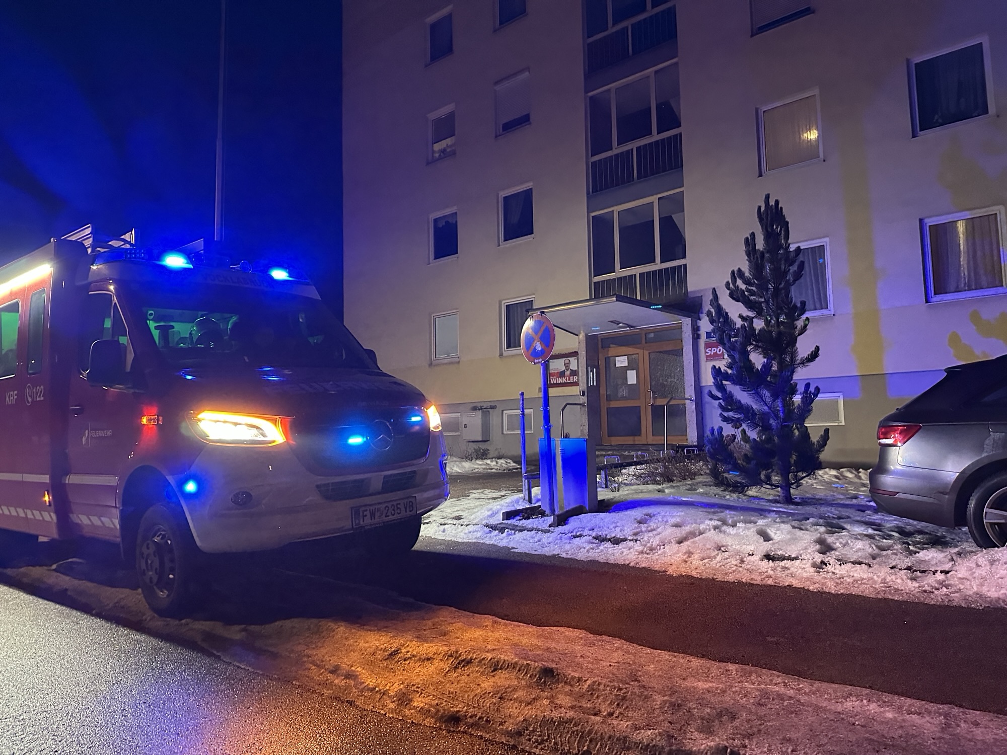 Sonntagabend: Eingeschlossene Person in einem Lift