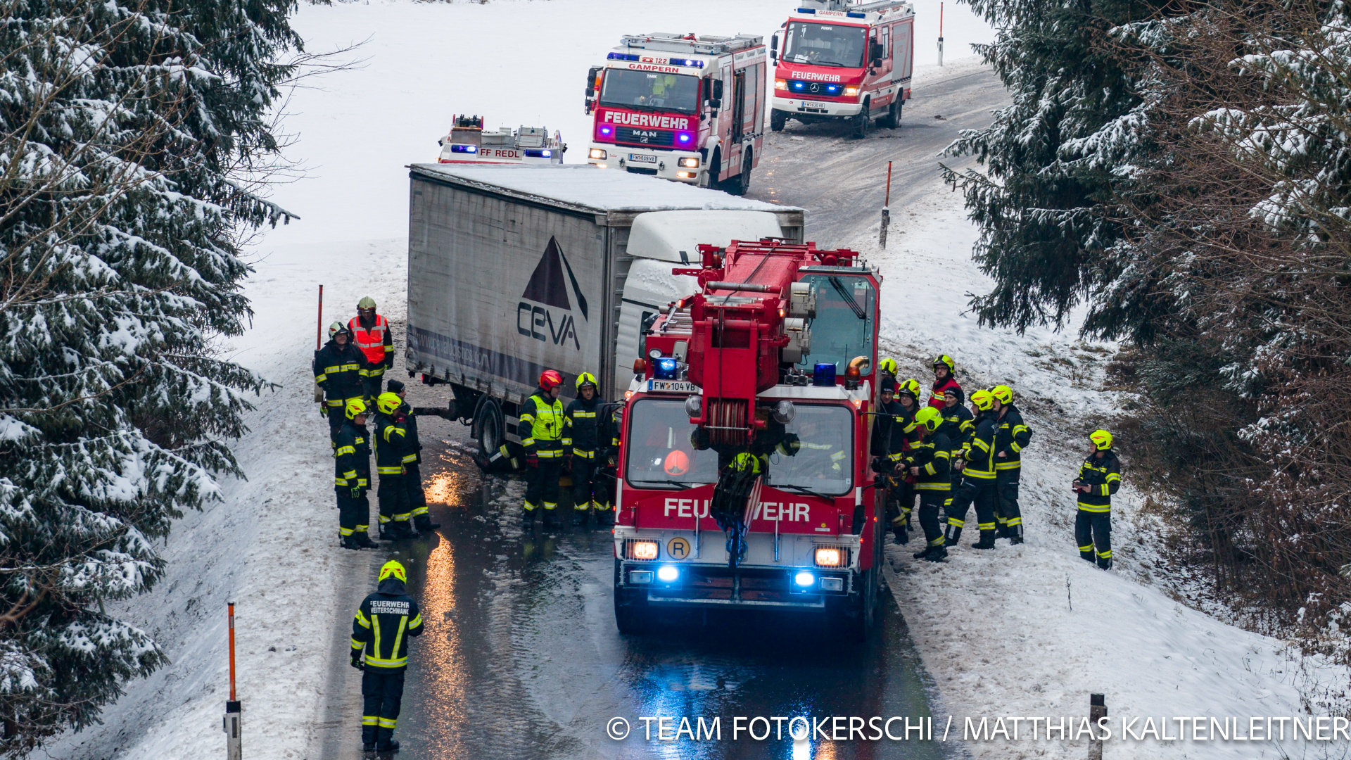 Krangruppe im Einsatz: LKW Bergung in Gampern
