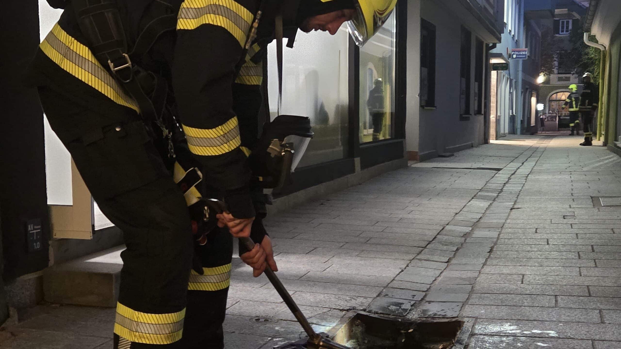 Brennende Zigaretten in einem Kanalschacht sorgte für Einsatz der Feuerwehr