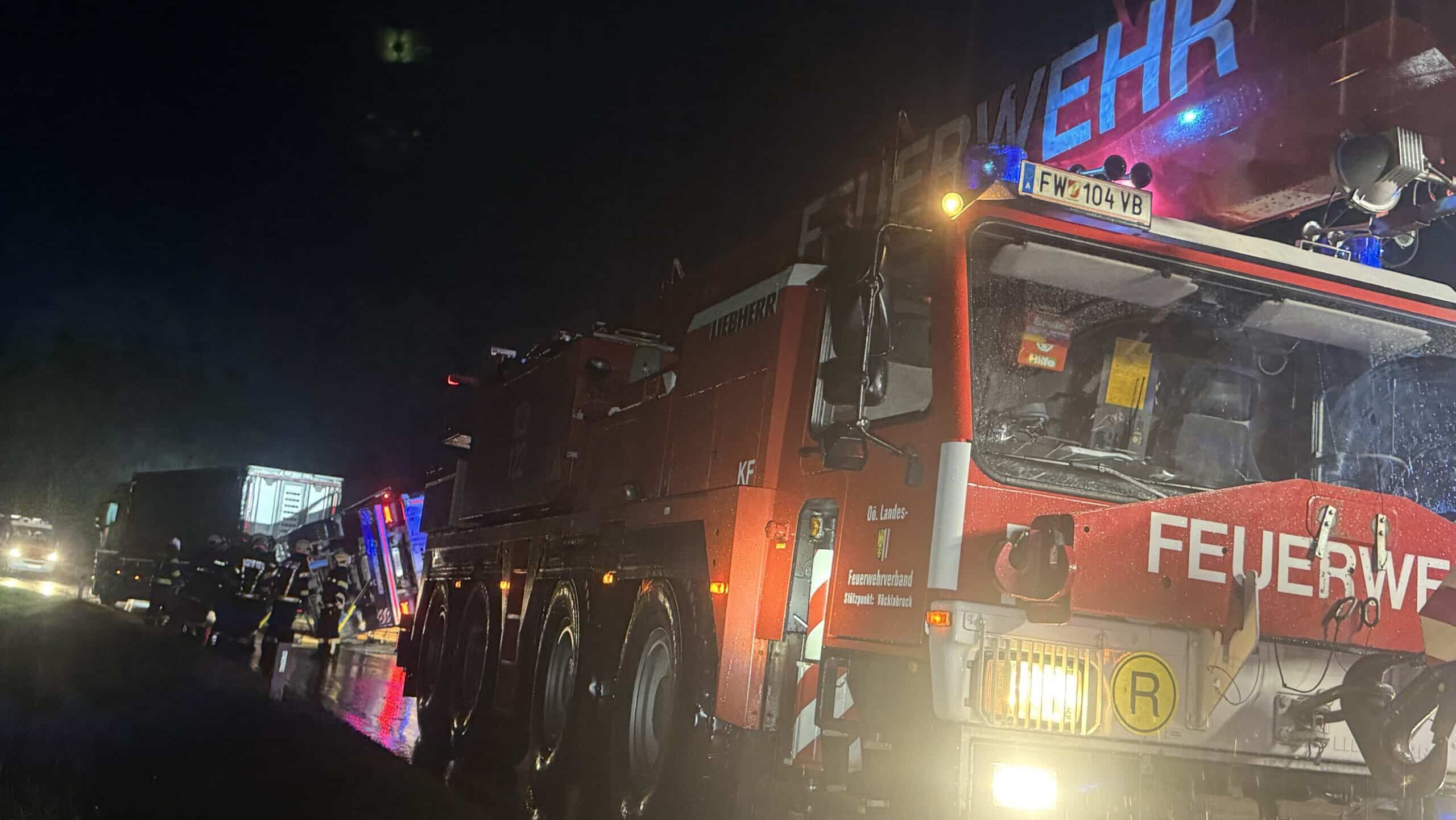LKW - Anhänger mit 700 Hühner umgestürzt