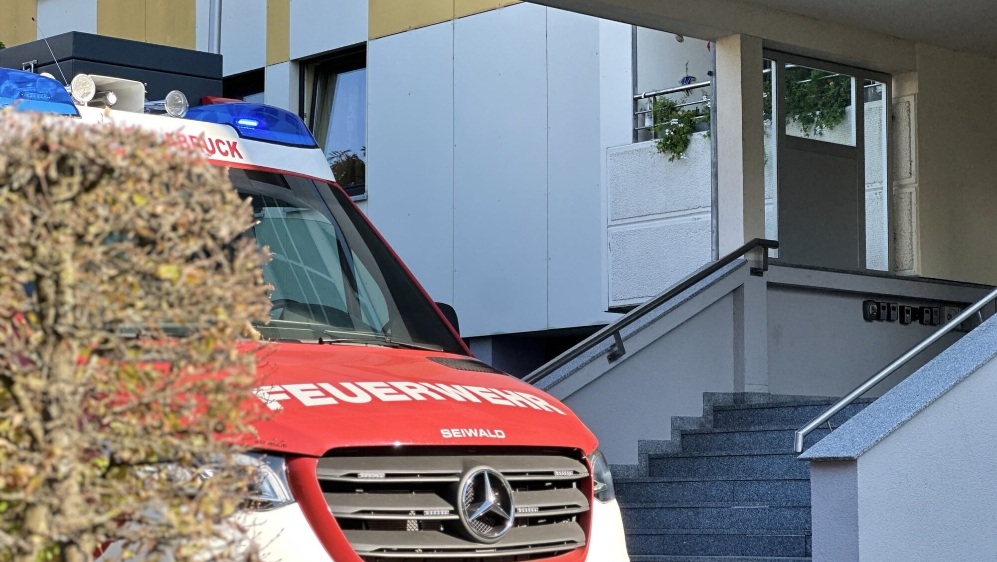 Türöffnung mit Unfallverdacht in Mehrparteienhaus